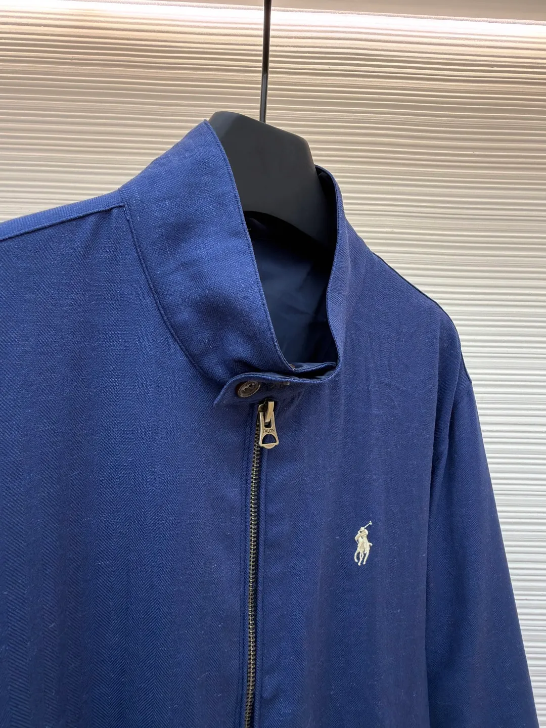 Ralph Lauren logo embroidered reversible jacket ●Original version: Purchased and developed for 3990 ●Item number: 1681790-B75 ●Material: matte moire taffeta fabric ●Technology: embroidery production ●Color: blue ●Version: Fitted version ●Weight: about 530 grams ●Size: S-M-L-XL ●Description: Customized matte moire taffeta and twill jacquard brocade Light and tough Drape smooth Comfortable to the skin Khaki brown tone, calm and noble, two clothes in one, unlimited style. One side is decorated with twill jacquard brocade, which has its own retro filter, like the pocket watch gear of an old-school gentleman. The other side is made of matte moiré taffeta, which has a relaxed breathing feeling. Casual and comfortable casual genes, exquisite pony logo embellishment, fully recognizable. The classic stand-up collar is closed with three hidden button tabs. Simplicity controls complexity. The design philosophy hidden in the details. Double-sided style. Hidden old money and slack in one garment, imported machine embroidery technology is used. Advanced computer control systems and precision mechanical components are used to achieve the iconic pony embroidery operation. High precision. The lines are smooth and delicate. The template machine opens the bag. The preset template guides the position, shape and size of the bag opening. The accuracy ensures the quality of the bag opening effect. Ergonomic three-dimensional cutting returns to traditional craft techniques through segmentation, folding, shrinking and stretching. The so-called slow work and fine work are respect for the material and the pursuit of feel. The workmanship is complex and tedious, slow in aging, high in wear and tear, and the fabrics have been carefully washed to have a better hand feel and texture. It is not easy to deform, shrink or fade, and maintains long-term beauty. The overall wiring is straight and delicate, the fabric is comfortable and soft, and the color is consistent without color difference. It can be matched with the same style to create a fashionable look and control various occasions. Customized accessories, complete with three standards, same style for men and women!